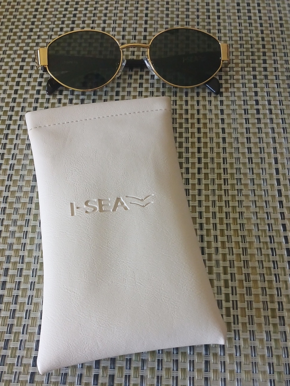 I-SEA Lennox Oval Sunglasses and I-SEA Case